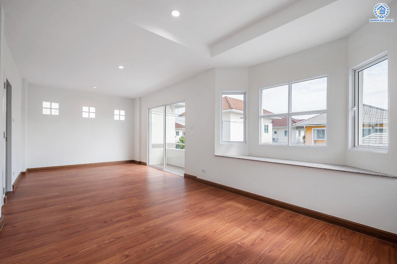 บ้านมือสองตกแต่งใหม่ โครงการ ชวนชื่นโมดัส ราชพฤกษ์-ท่าอิฐ เนื้อที่กว่า 57.8 ตร.ว. พร้อมฟังก์ชัน 3 ห้องนอน 2 ห้องน้ำ จอดรถได้ 2 คัน บนทำเลศักยภาพ เชื่อมต่อถนนรัตนาธิเบศร์ และถนนราชพฤกษ์ ทำเลใจกลาง 2 เซ็นทรัล ใกล้รถไฟฟ้า "สถานีบางรักน้อยท่าอิฐ"